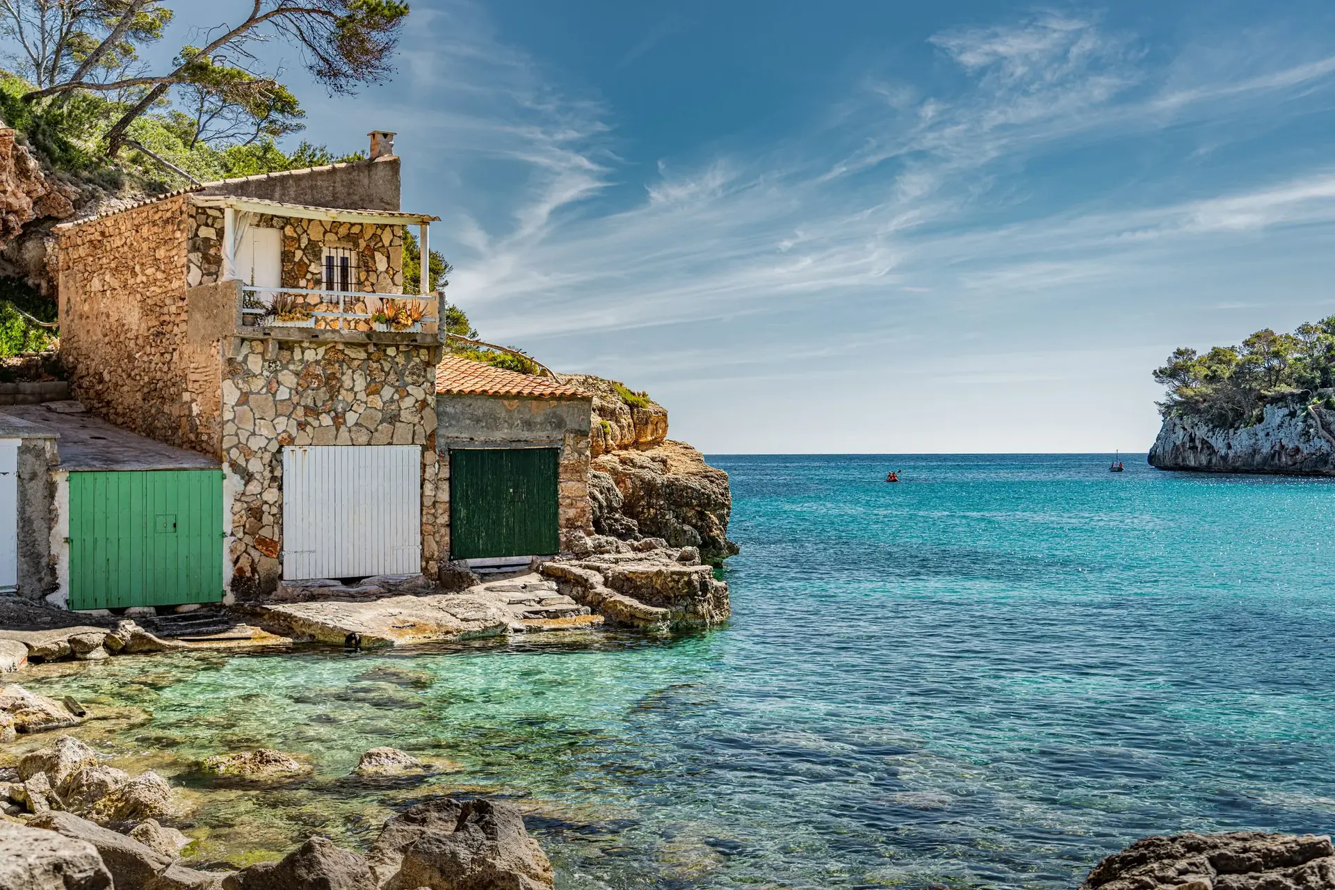 Natursteinhaus an einer klaren Bucht auf Mallorca