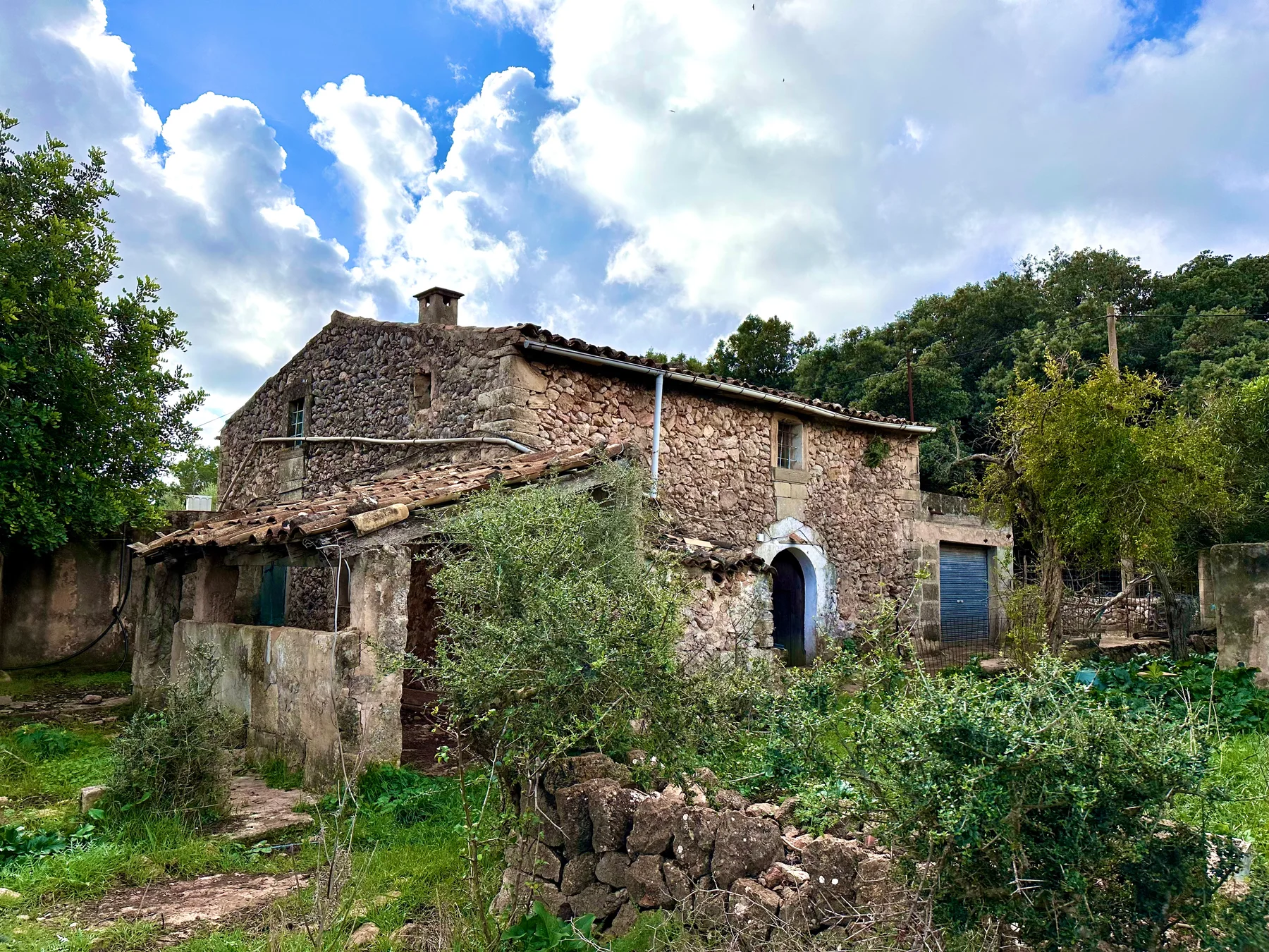 Fachada de piedra de la finca, estado actual